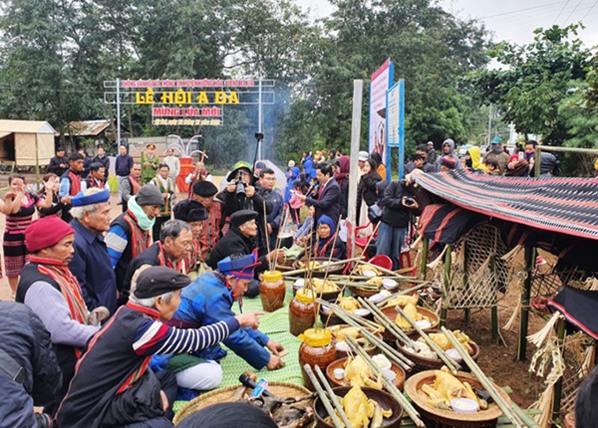 Lễ hội A Da - “Mừng lúa mới” của đồng bào Pa Kô năm 2023 được phục dựng công phu với đầy đủ các nghi lễ truyền thống. Ảnh: Báo Quảng Trị