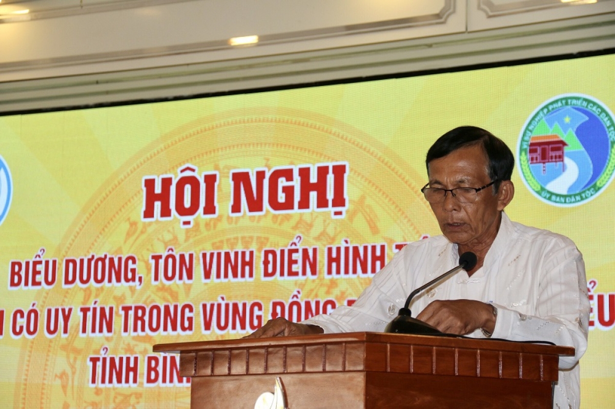 Ông Huỳnh Văn Cơ phát biểu tại Hội nghị biểu dương, tôn vinh điển hình tiến tiến là người có uy tín trong đồng bào dân tộc thiểu số tỉnh Bình Thuận năm 2023