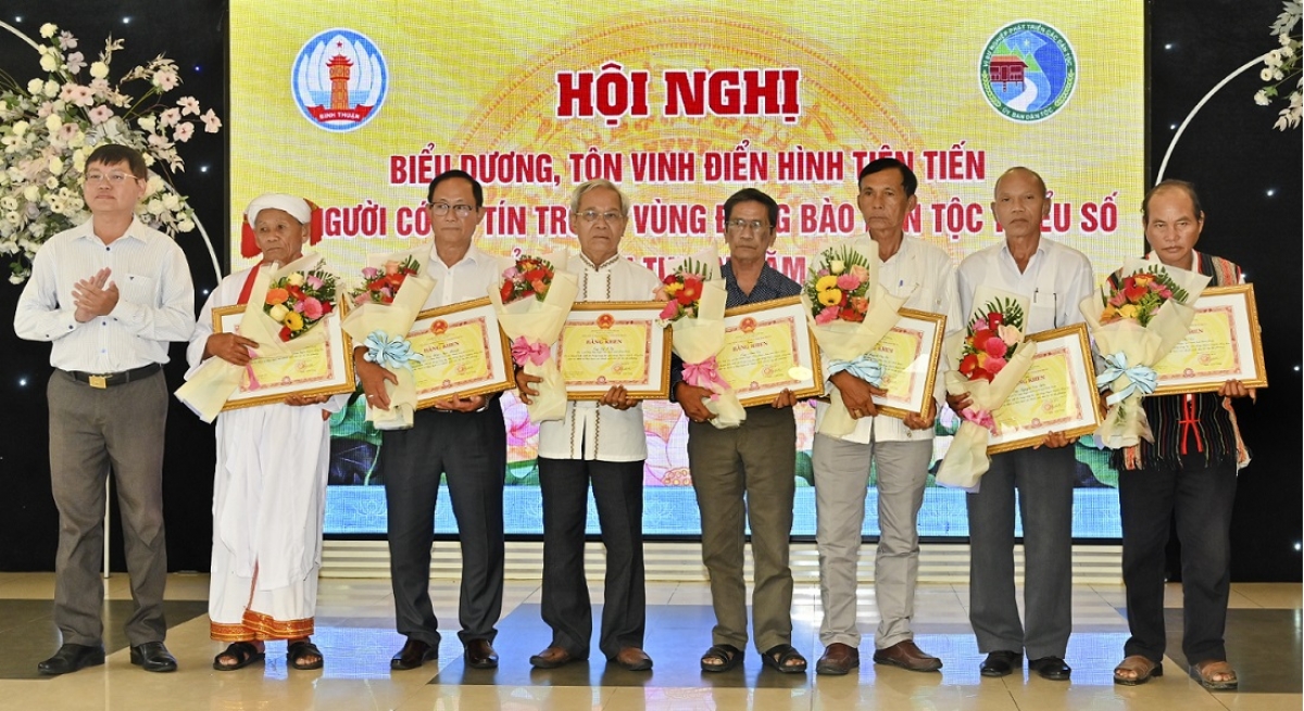 Ông Huỳnh Văn Cơ (thứ 3 từ phải qua) là một trong 7 người uy tín nhận được Bằng khen của Chủ tịch UBND tỉnh Bình Thuận. 
