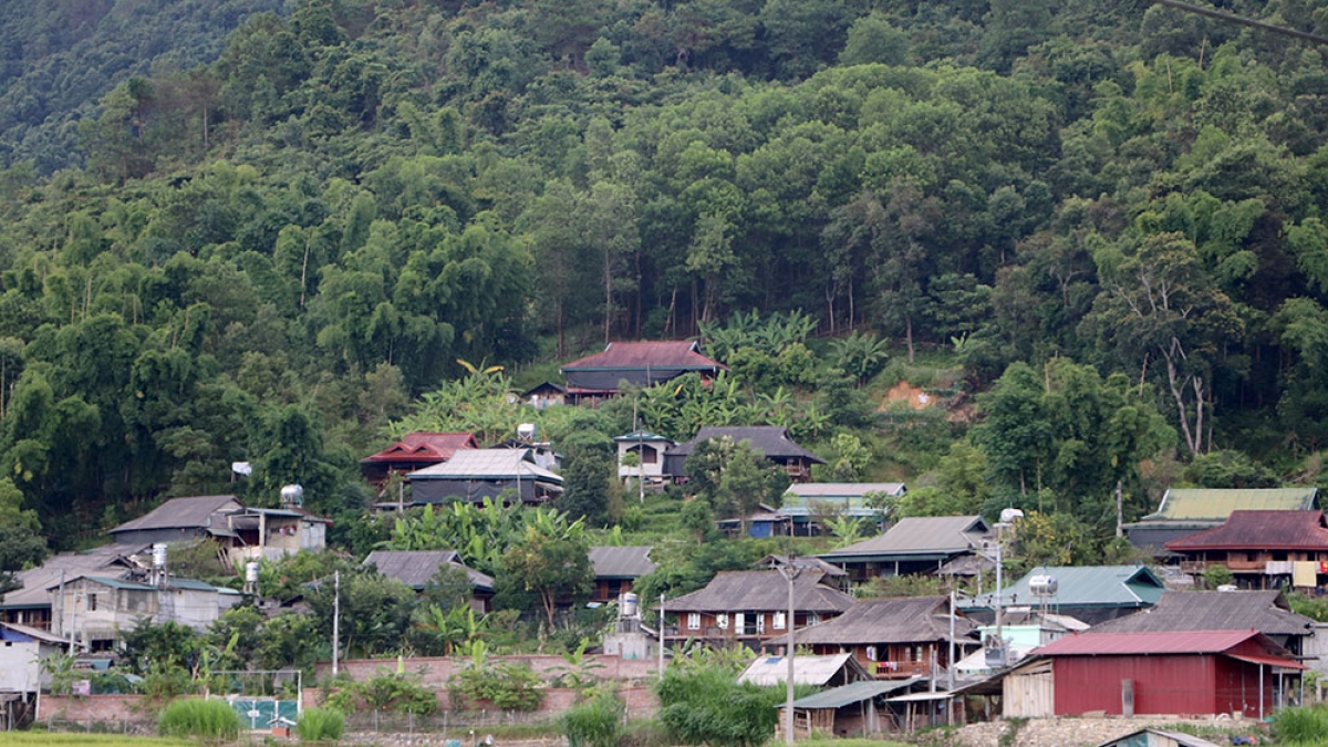 Phai Tung là thôn, bản đầu tiên trên địa bàn huyện Tủa Chùa thực hiện việc di dời chuồng trại gia súc, gia cầm ra xa nhà ở.