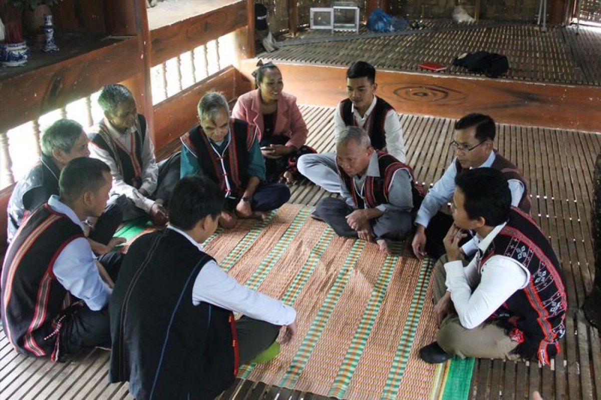 Lớp học hát lý được tổ chức đều đặn mỗi cuối tuần ở nhà gươl thôn Tà Lang (xã Hòa Bắc). Ảnh: Giang Thanh