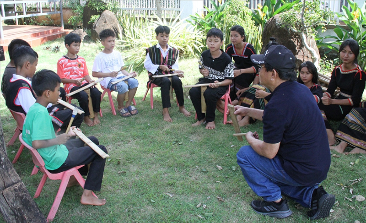 Nghệ sĩ Nguyễn Trường hướng dẫn các học sinh đánh ching kram