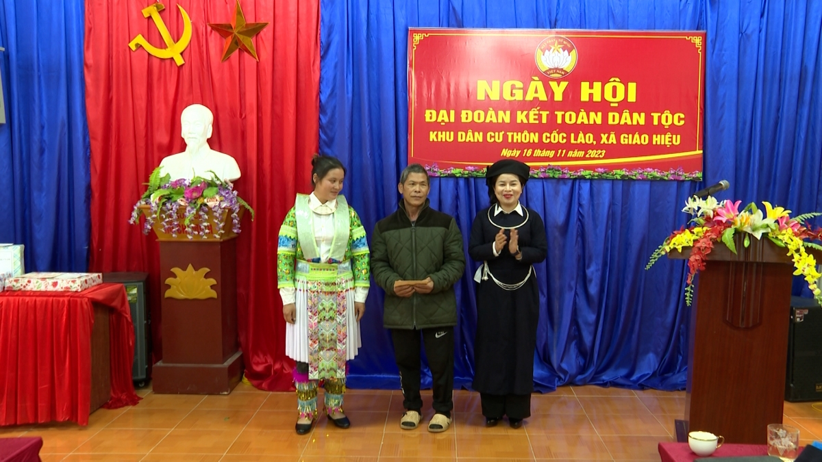 Ông Trang A Dinh, ở thôn Cốc Lào, xã Giáo Hiệu, huyện Pác Nặm, Bắc Kạn nhận phần thưởng trong ngày Đại đoàn kết của bản