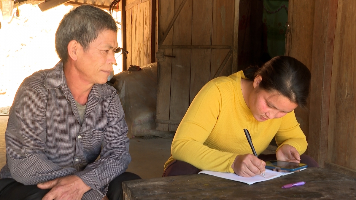 Không biết chữ nên ông Trang A Dinh nhờ con dâu giúp viết đơn xin thoát nghèo.
