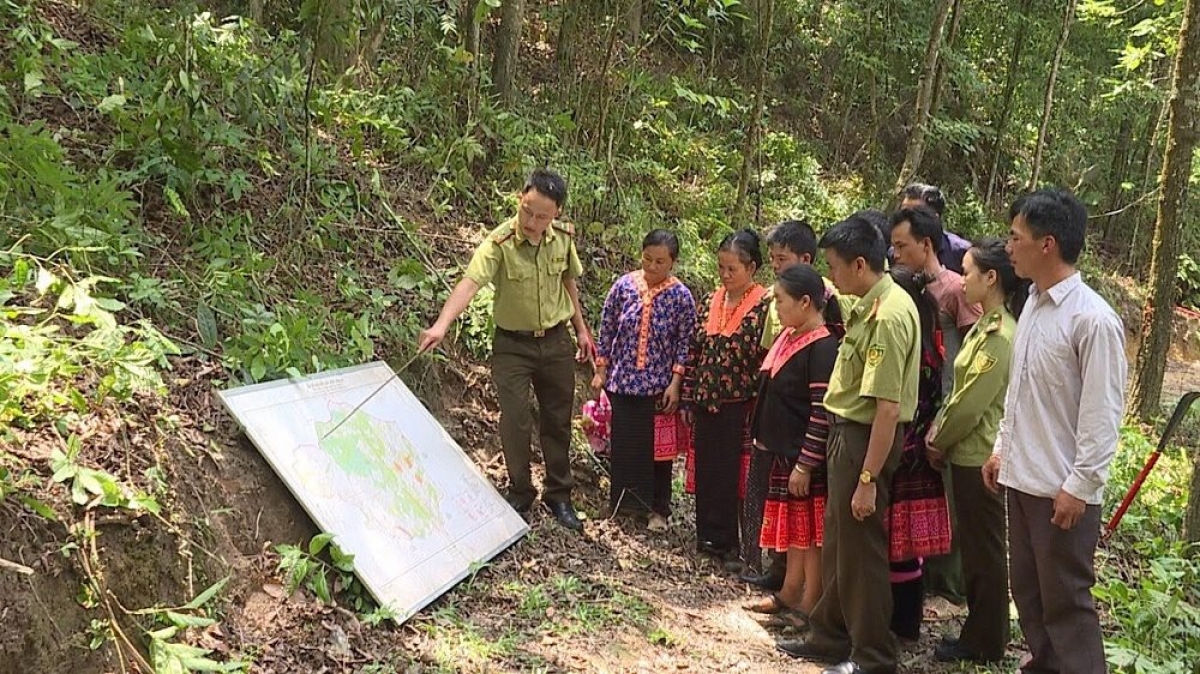 Người dân Mường Nhé nghe cán bộ kiểm lâm truyên truyền bảo vệ rừng. Ảnh KT; Báo Điện Biên Phủ