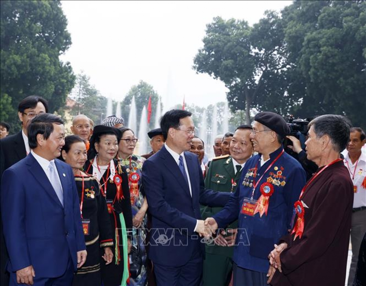 Chủ tịch nước Võ Văn Thưởng gặp mặt thân mật các đại biểu, người có uy tín (Ảnh minh họa)