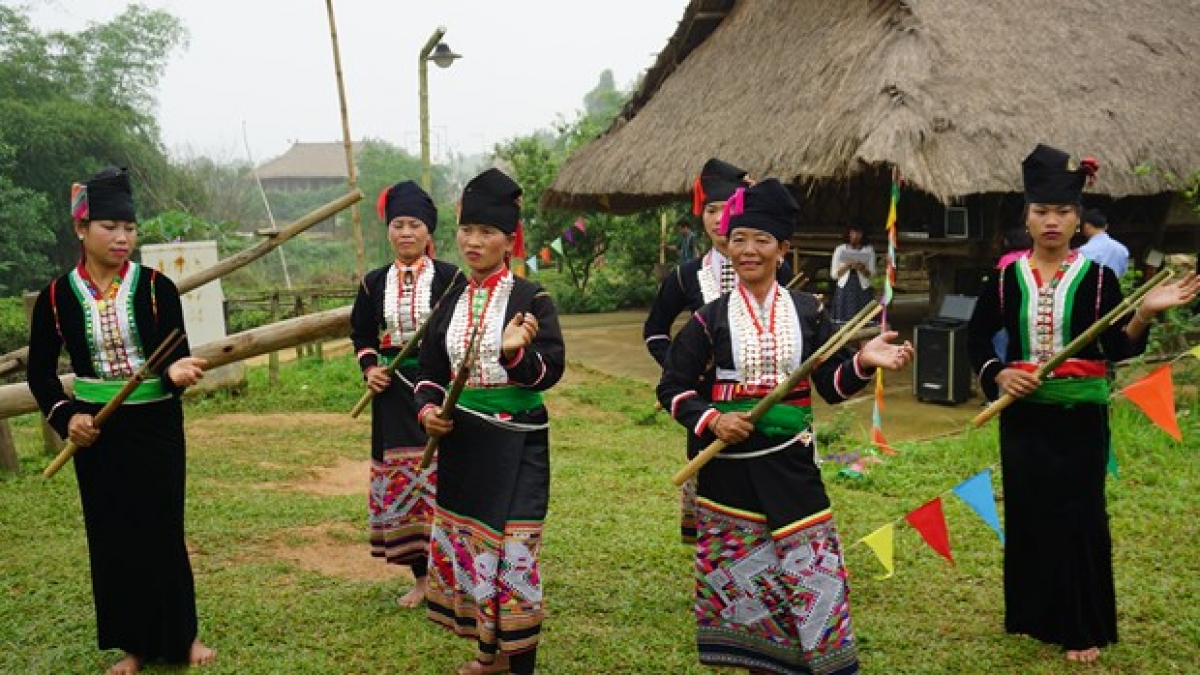 Đồng bào dân tộc Khơ Mú với điệu múa truyền thống. Ảnh: Hoàng Tâm