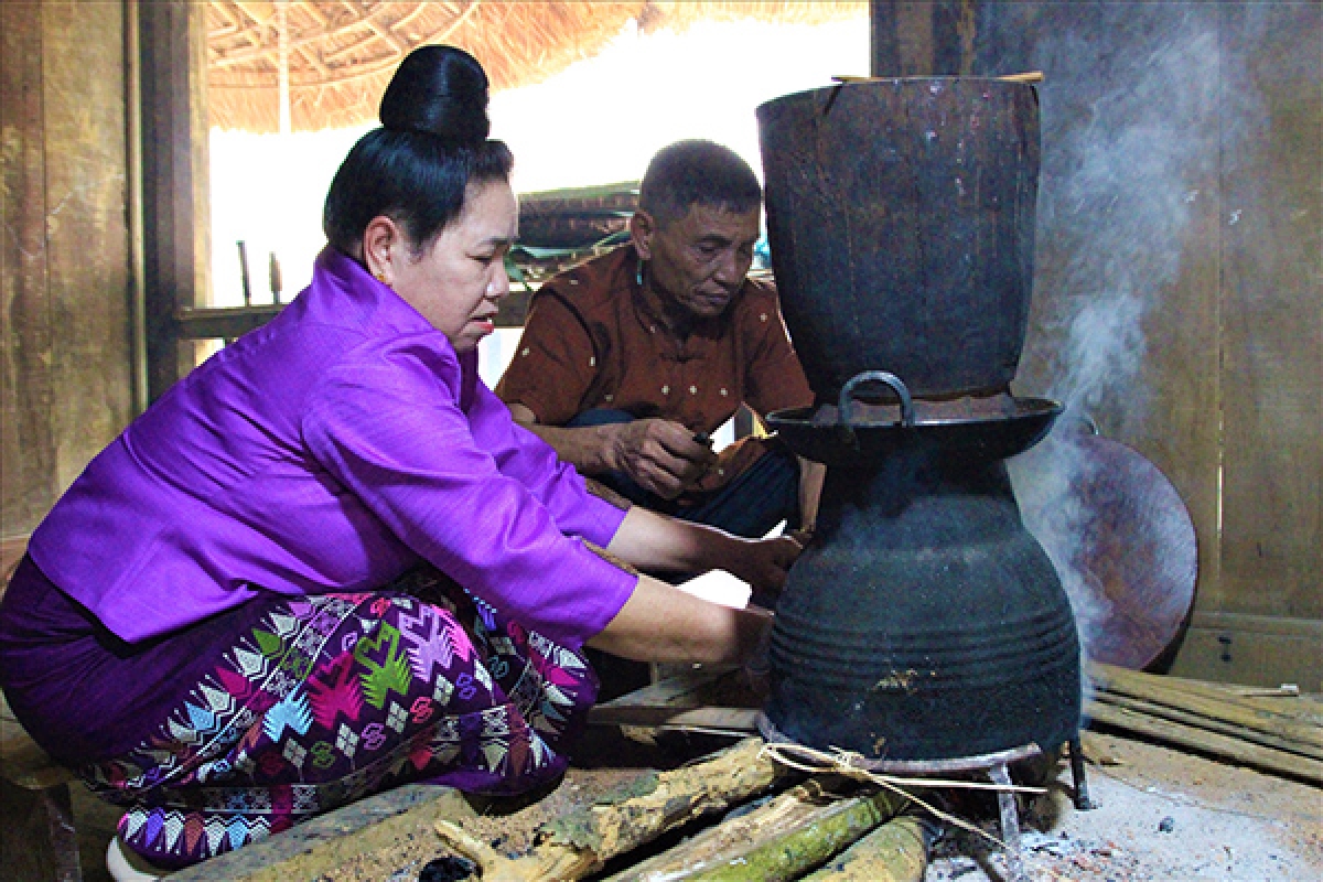 Nấu chõ xôi đầu tiên khi chuyến về nhà mới là nghi thức rất quan trọng đối với dân tộc Lào