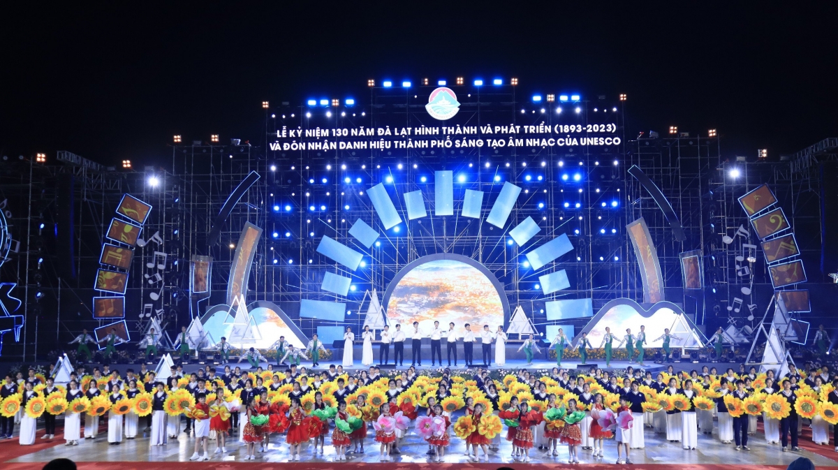 Lễ nkah ndray 130 năm Đà Lạt têh jêng n’hanh hun hao, wơt dơn săk ntơ lư nkual ƀon têh blău rklă mhe âm nhạc bah UNESCO.