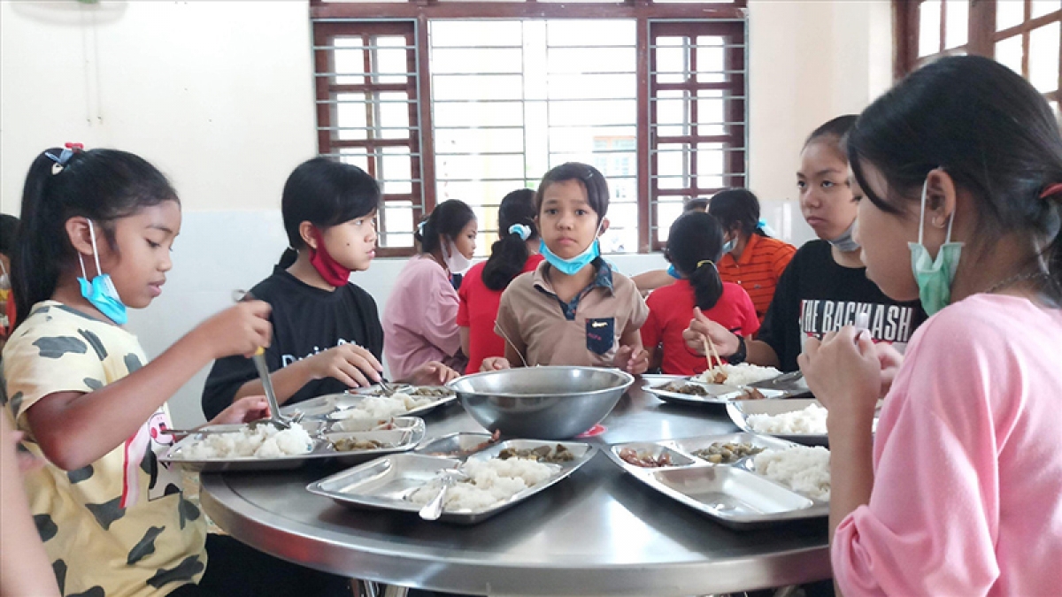 Bữa ăn của học sinh ở vùng đồng bào DTTS và miền núi Quảng Nam ngày càng được cải thiện