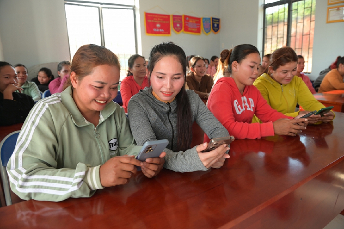 Học viên lớp học nghề thú y ở nhà sinh hoạt cộng đồng thôn Suối Thơm sử dụng điện thoại để tìm thêm thông tin về nội dung bài học.