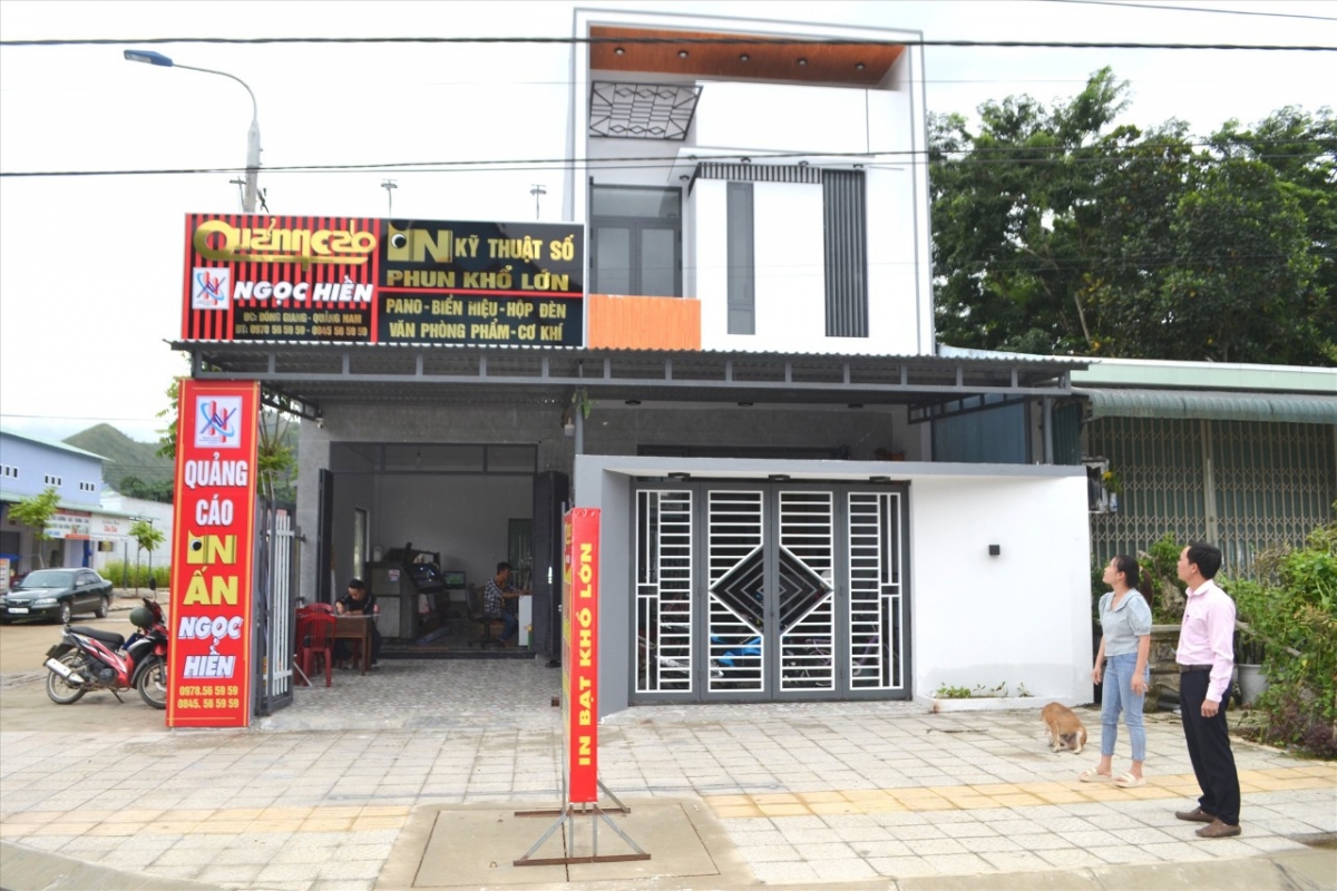 Người dân huyện Đông Giang được vay vốn Ngân hàng Chính sách xã hội để xây nhà mới