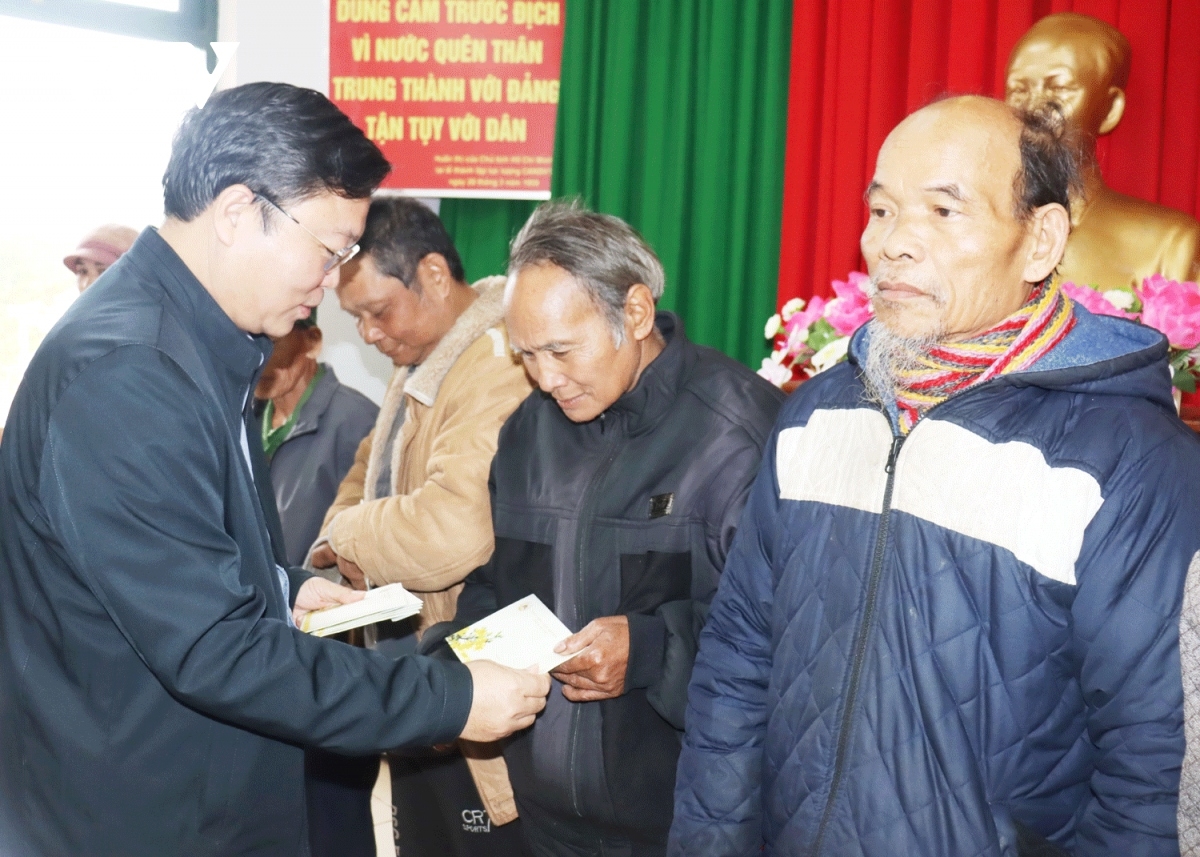 Ông Lê Trí Thanh, Chủ tịch UBND tỉnh Quảng Nam trao quà Tết tặng đồng bào Cơ Tu ở xã A Nông, huyện Tây Giang, tỉnh Quảng Nam