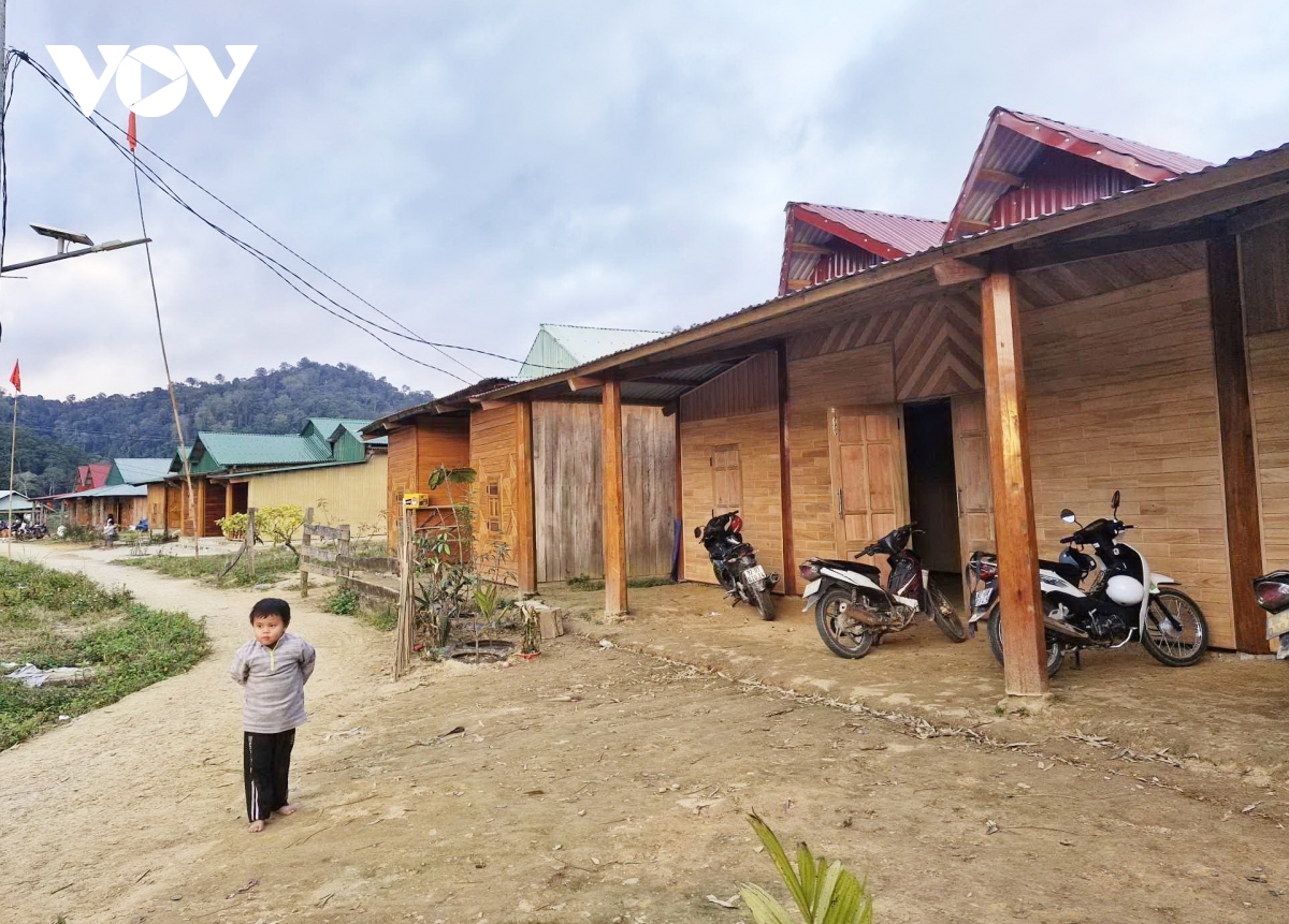 Những ngôi nhà bằng gỗ khang trang nơi vùng cao biên giới Tây Giang