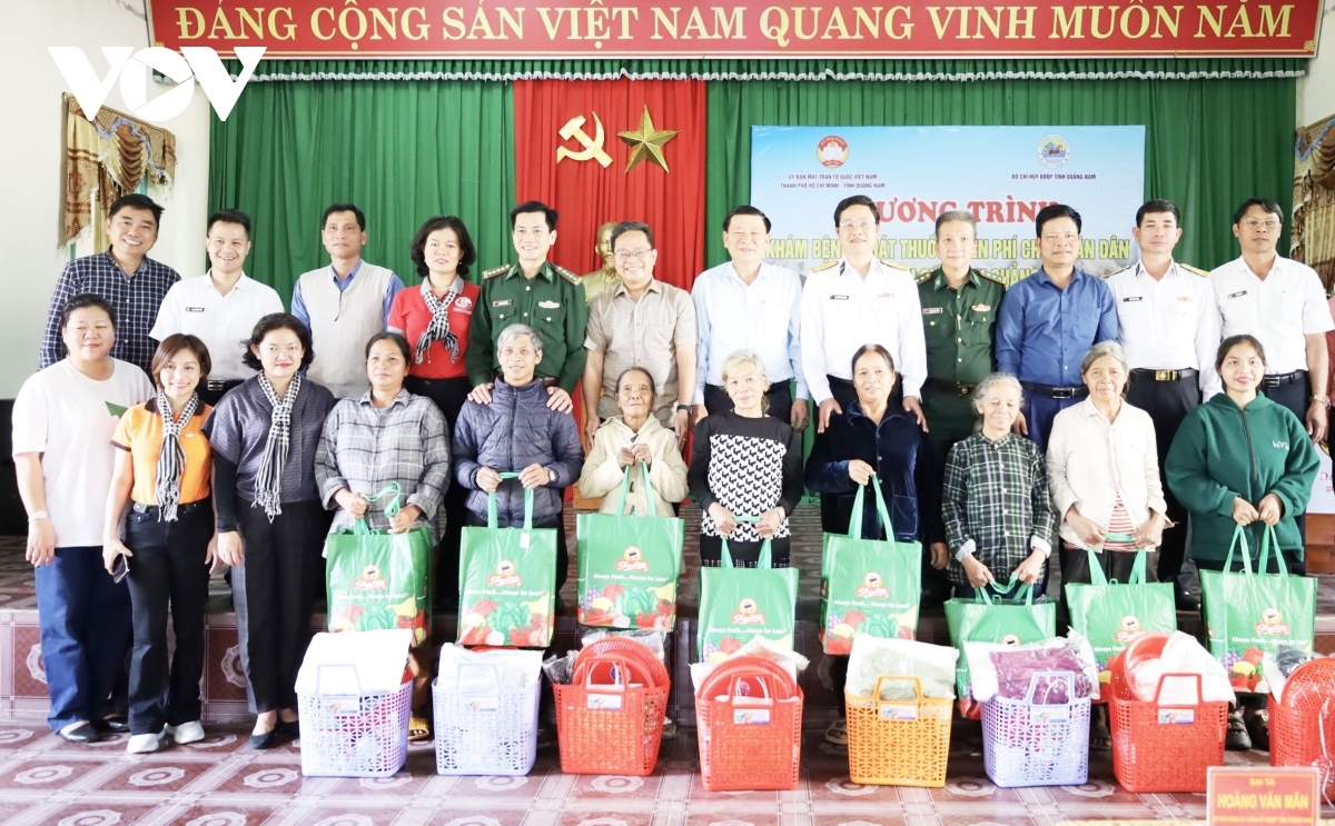 Trao quà Tết tặng người dân miền núi huyện Nam Giang, tỉnh Quảng Nam