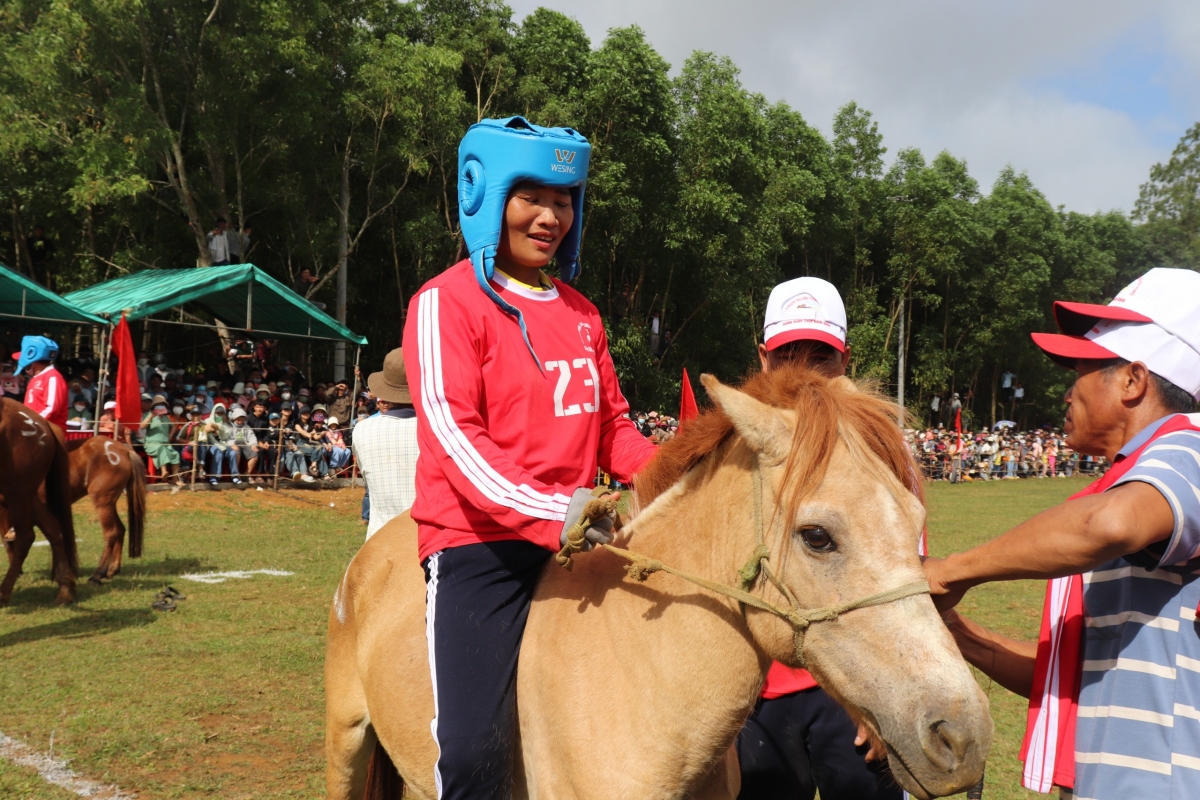 Nữ kỵ sĩ tham gia hội đua ngựa.