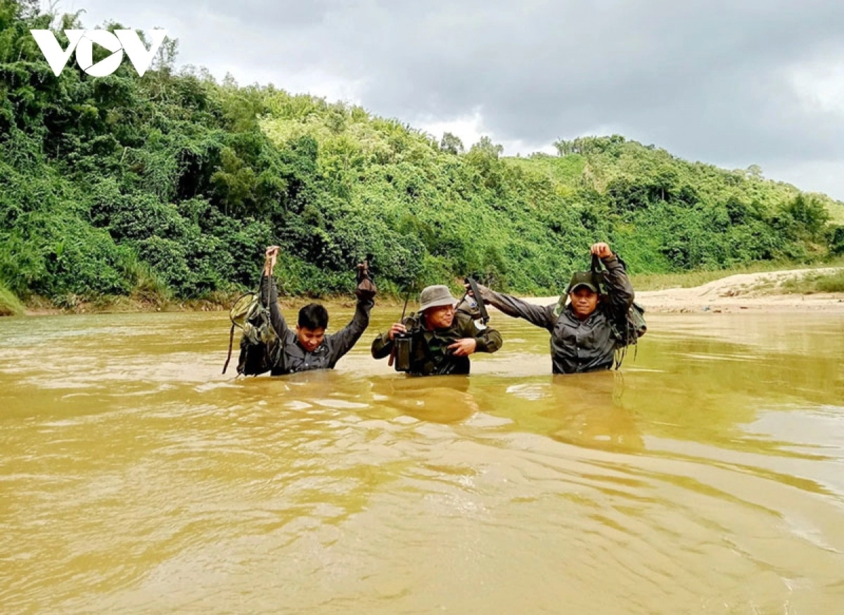 Trên hành trình xuyên rừng, nhiều đoạn các thành viên trong Đội phải lội qua dòng nước sâu nguy hiểm.