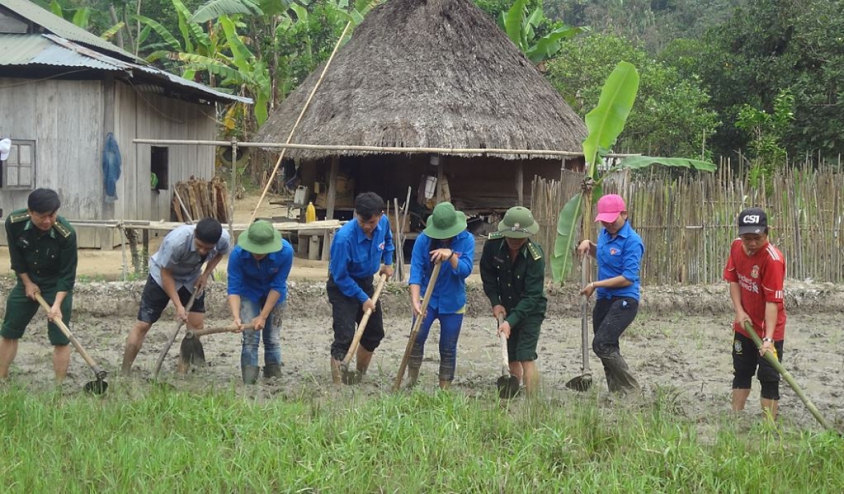 Bộ đôi Biên phòng tỉnh Quảng Nam hướng dẫn đồng bào vùng biên cách làm lúa nước.