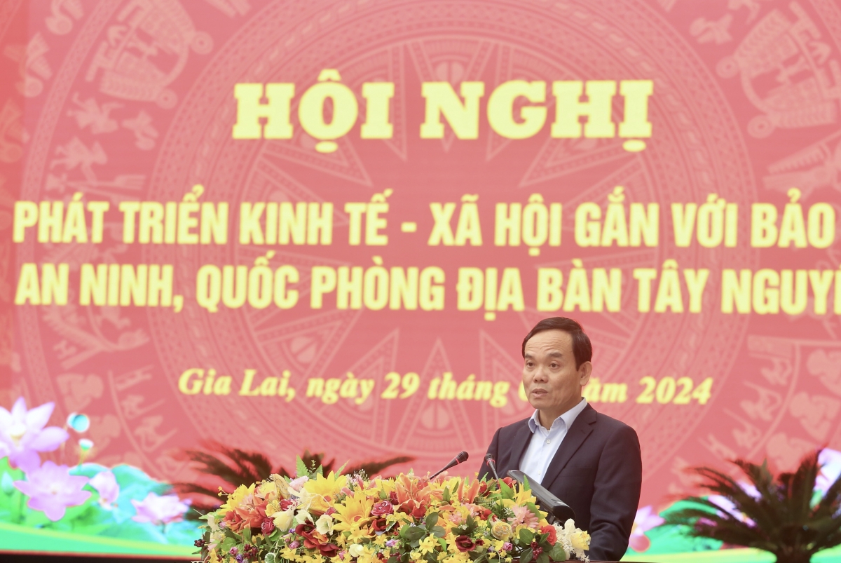 Phó Thủ tướng Cíñ phủ Trần Lưu Quang đơs tàm pơrjum