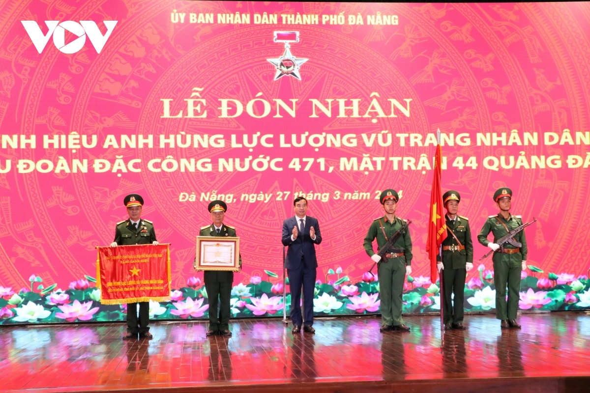Thừa ủy quyền của Chủ tịch nước, ông Lê Trung Chinh, Chủ tịch UBND thành phố Đà Nẵng trao Danh hiệu AHLLVT Nhân dân cho Tiểu đoàn 471.