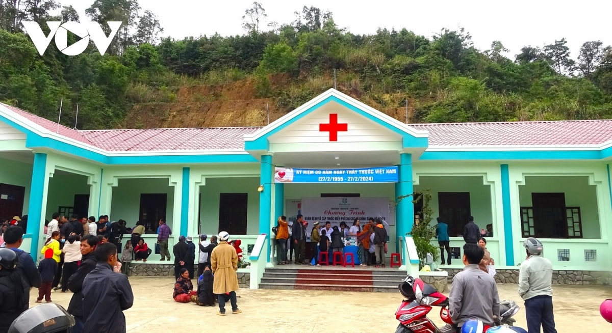 Bác sĩ Bệnh viện 199 khám bệnh miễn phí cho đồng bào biên giới huyện Tây Giang, tỉnh Quảng Nam