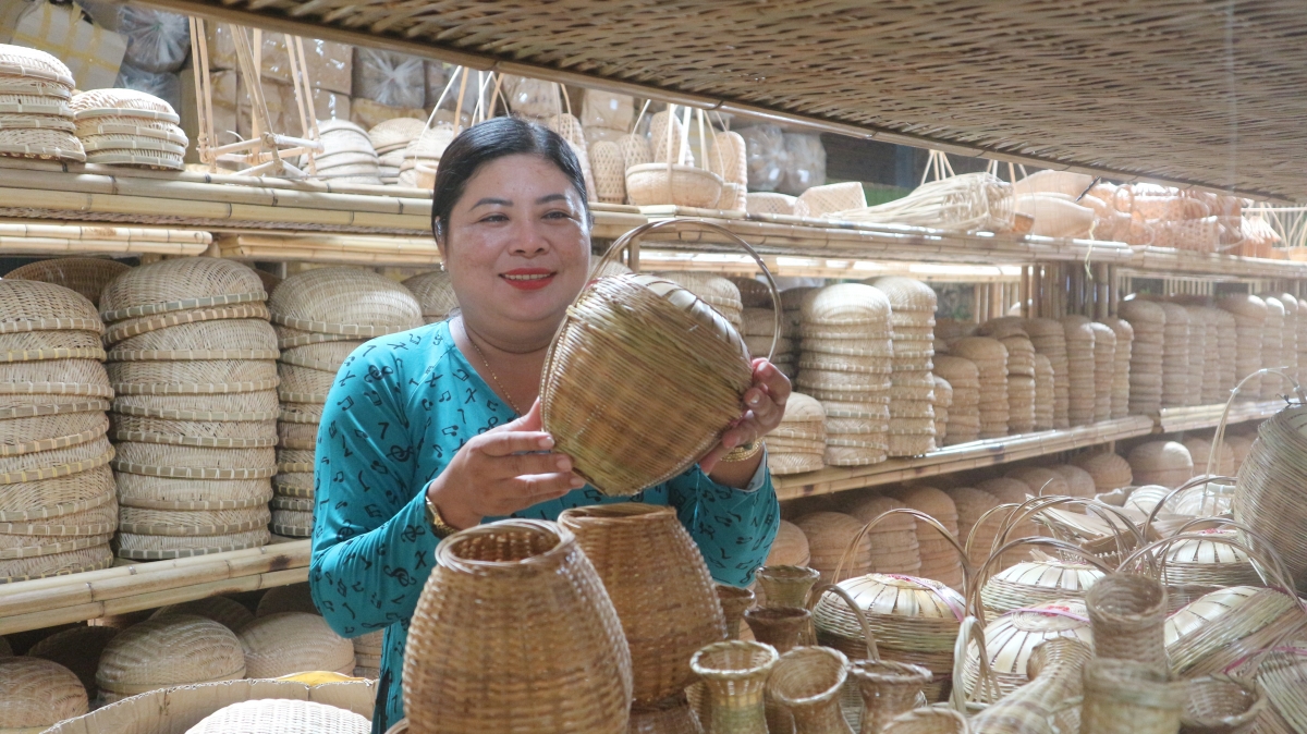 Chị Trương Thị Bạch Thuỷ, Giám đốc HTX Mây tre đan Thuỷ Tuyết đã từng bước nâng cao giá trị sản phẩm đan đát tại xã Phú Tân, huyện Châu Thành, Sóc Trăng