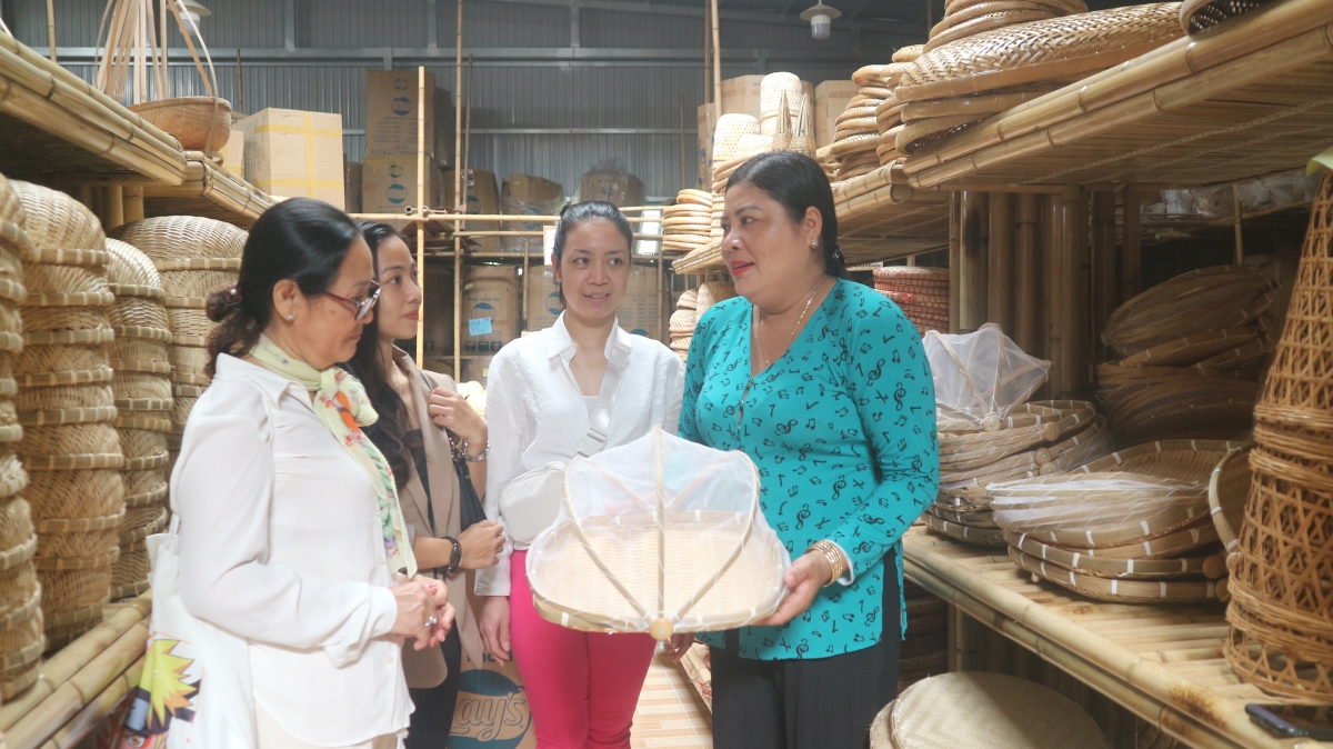 Chị Trương Thị Bạch Thuỷ giới thiệu sản phẩm đến khách tham quan