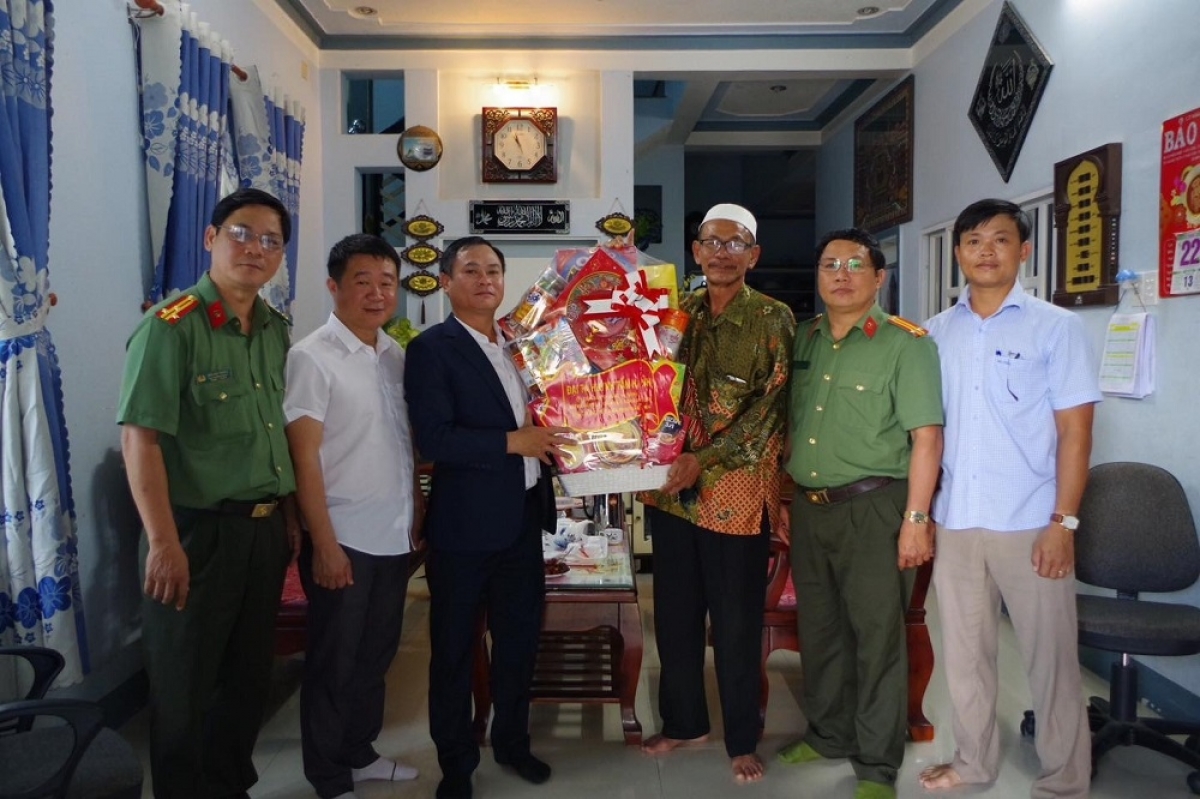 Đại tá Huỳnh Tấn Hạnh đến thăm và tặng quà chúc mừng ông Thành Thanh Tâm, Trưởng Ban Đại diện cộng đồng Hồi giáo Islam tỉnh Ninh Thuận. 