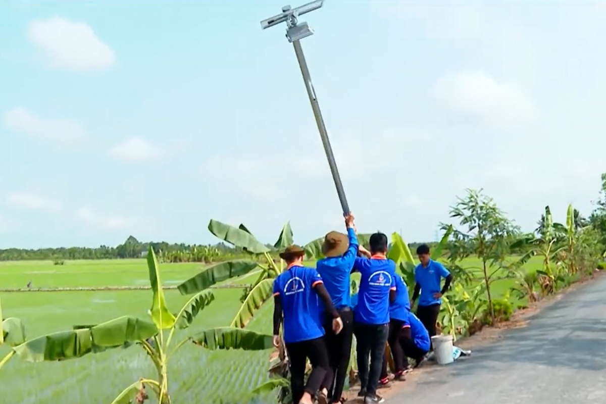 Đoàn viên, thanh niên thực hiện công trình “thắp sáng đường quê” ở ấp An Thương 1, Xã Mỹ An, huyện Măng Thít