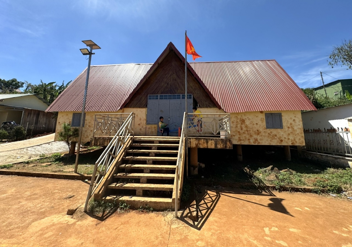 Nhà sinh hoạt cộng đồng của người M'nông ở bon Bu N’Drung, xã Đắk Búk So, huyện biên giới Tuy Đức. 