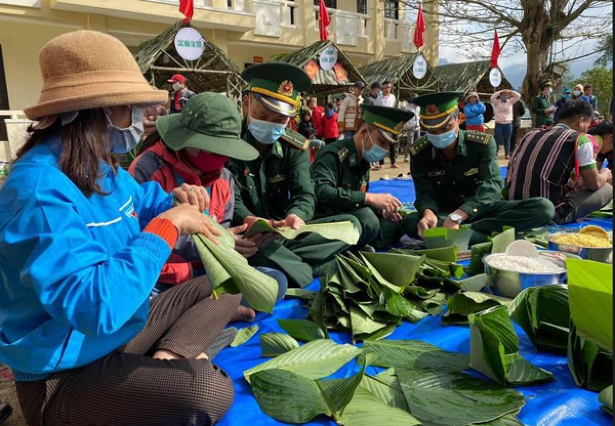 Cán bộ, chiến sĩ Biên phòng tỉnh Quảng Nam tổ chức gói bánh chưng xanh tặng bà con nghèo.