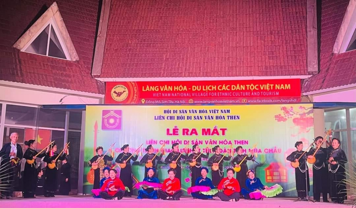 Một tiết mục hát then trên sân khấu tại Làng Văn hóa các dân tộc Việt Nam (Đồng Mô, Sơn Tây, Hà Nội)