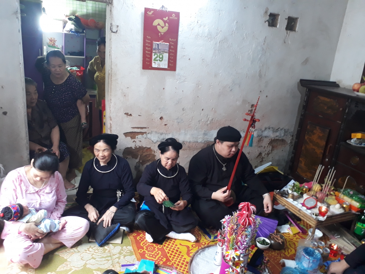 NNƯT Nguyễn Văn Thọ thực hành Then trong "Lễ đầy tháng" của người Tày ở huyện Tràng Định, tỉnh Lạng Sơn