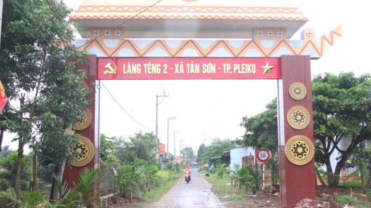 Tơngai do, rài kis làng bol tàm ƀòn lơgar xã Tân Sơn, ƀòn dờng Pleiku dê ngai sơlơ bơtàu tơnguh (rùp Ƀăo Gia Lai dê)