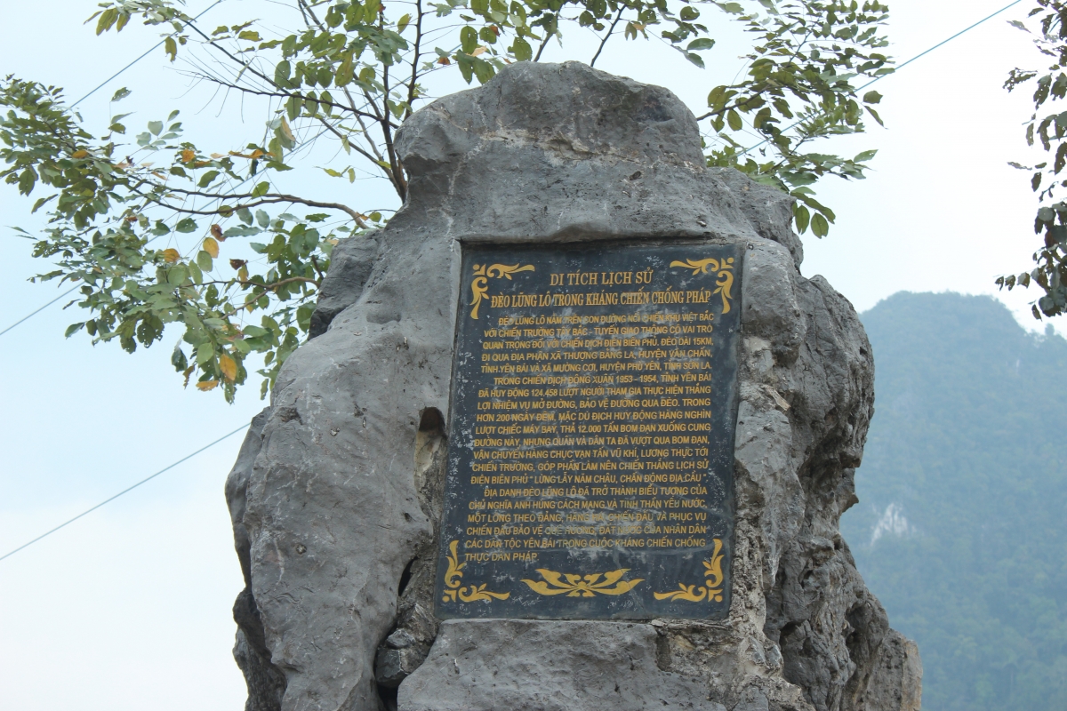 Bia đá tưởng niệm trên đỉnh đèo