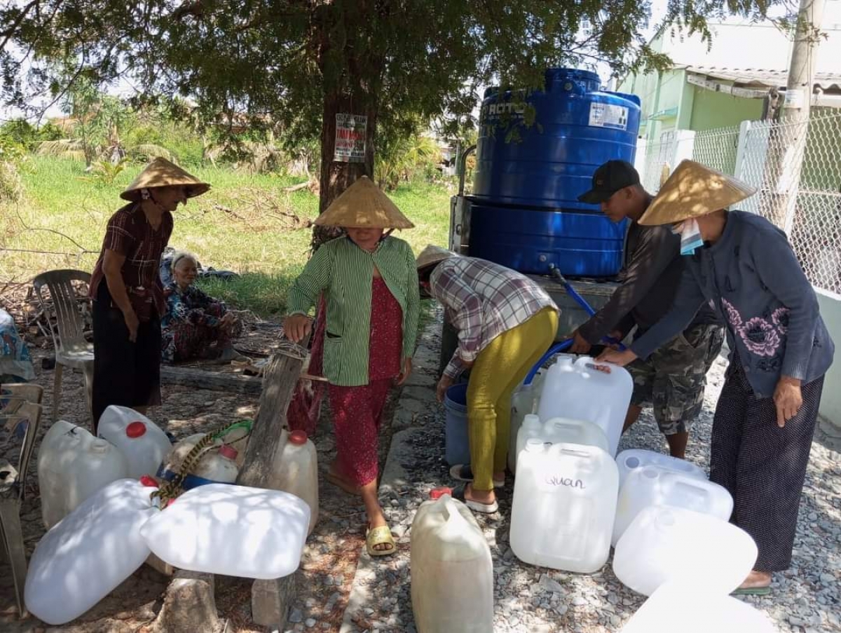 Cảnh chờ đợi lấy nước sinh hoạt về sử dụng của người dân Gò Công