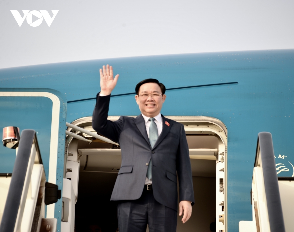 Chủ tịch Quốc hội Vương Đình Huệ bhrợ t’cooh xa nay apêê đại biểu cấp dal Việt Nam tước lum lêy Trung Quốc