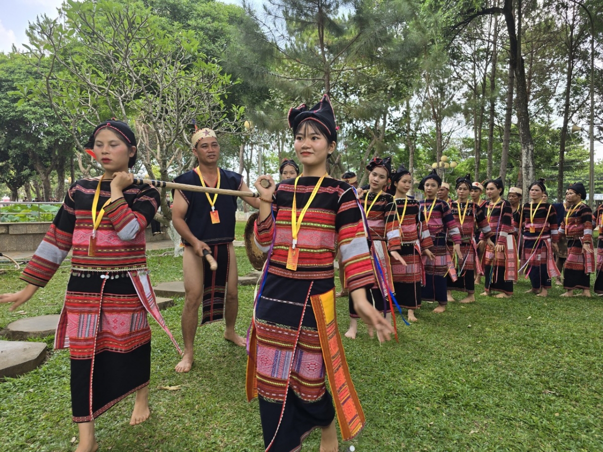 Ƀing dra djuai ania Bahnar ayun suang hok mơ-ak hrơi đĭ dŏ sang drông phrâo