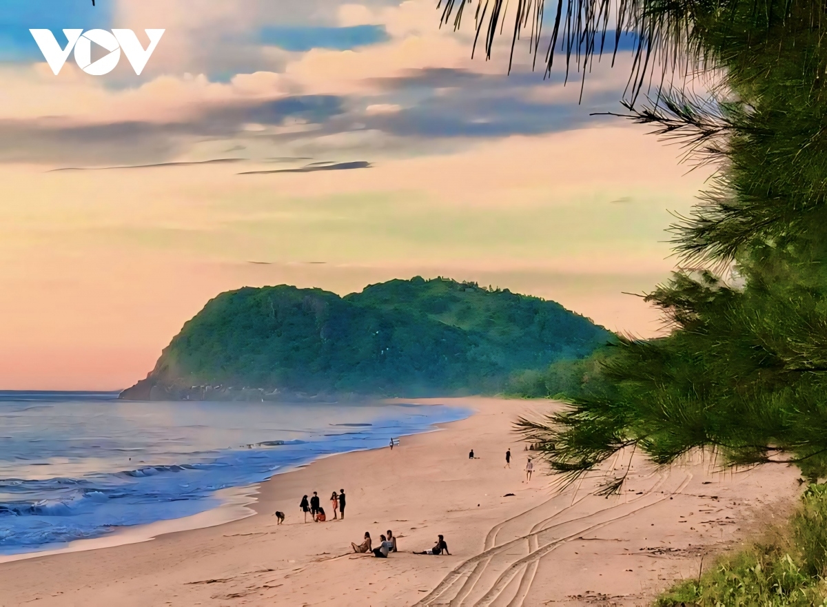 Mỗi sáng sớm, mỗi chiều tà, người dân cũng như khách du lịch thường thả bộ trên bãi cát để nghe tiếng gió, tiếng sóng và cảm nhận vẻ đẹp của biển Sa Huỳnh.