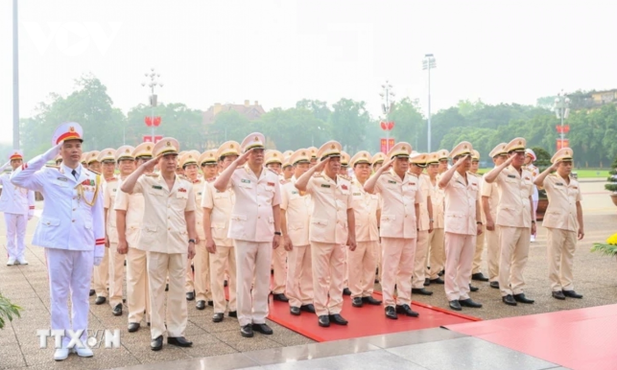 Đoàn đại biểu Đảng ủy Công an Trung ương - Bộ Công an vào Lăng viếng Chủ tịch Hồ Chí Minh. 