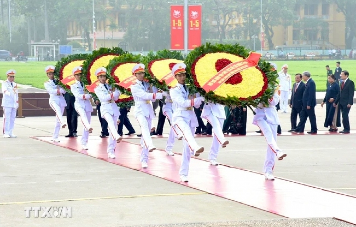 C'bhúh bh'cộ bha lâng Đảng, Nhà nước moót bắt hương đhị ping Chủ tịch Hồ Chí Minh.