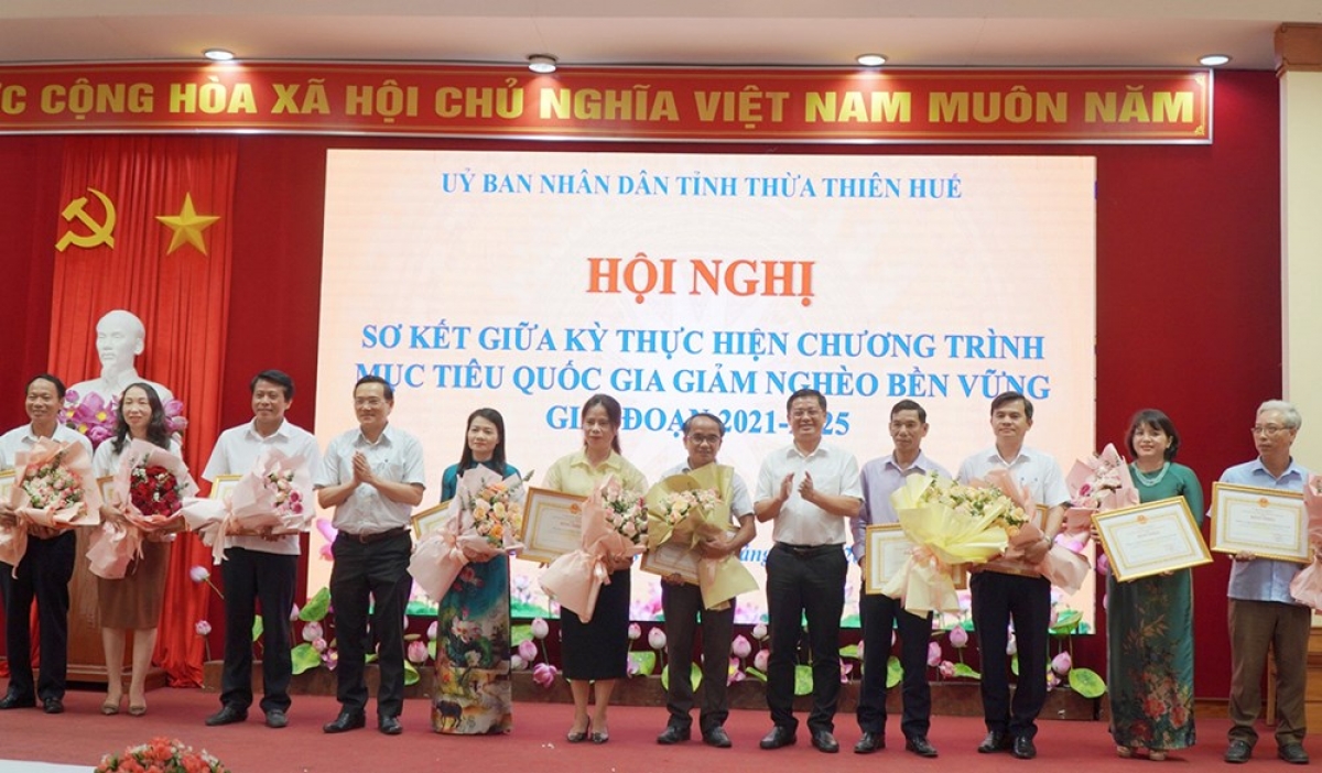 Lãnh đạo UBND tỉnh Thừa Thiên Huế trao Bằng khen cho các tập thể có thành tích tiêu biểu trong phong trào thi đua Vì người nghèo giai đoạn 2021-2025.