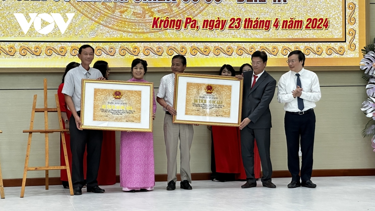 Trao bằng xếp hạng lịch sử Quốc gia Khu căn cứ kháng chiến Cư Jũ, Dliê Ya cho Đảng bộ huyện Krông Pa, tỉnh Gia Lai.