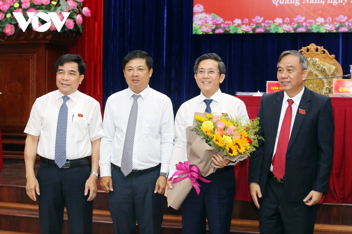 Ông Lương Nguyễn Minh Triết, Bí thư Tỉnh uỷ Quảng Nam (thứ 2 từ trái sang) tặng hoa chúc mừng ông Trần Nam Hưng được bầu giữ chức vụ Phó Chủ tịch UBND tỉnh Quảng Nam.