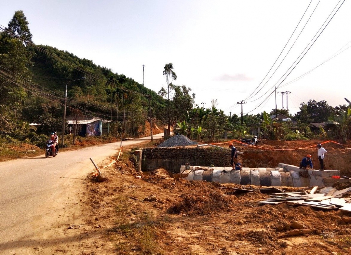 Hạng mục cống qua đường tại khu Mậu Cà, thị trấn Trà My thi công sắp hoàn thành nhờ có mặt bằng sạch được bàn giao từ cuối năm 2023.