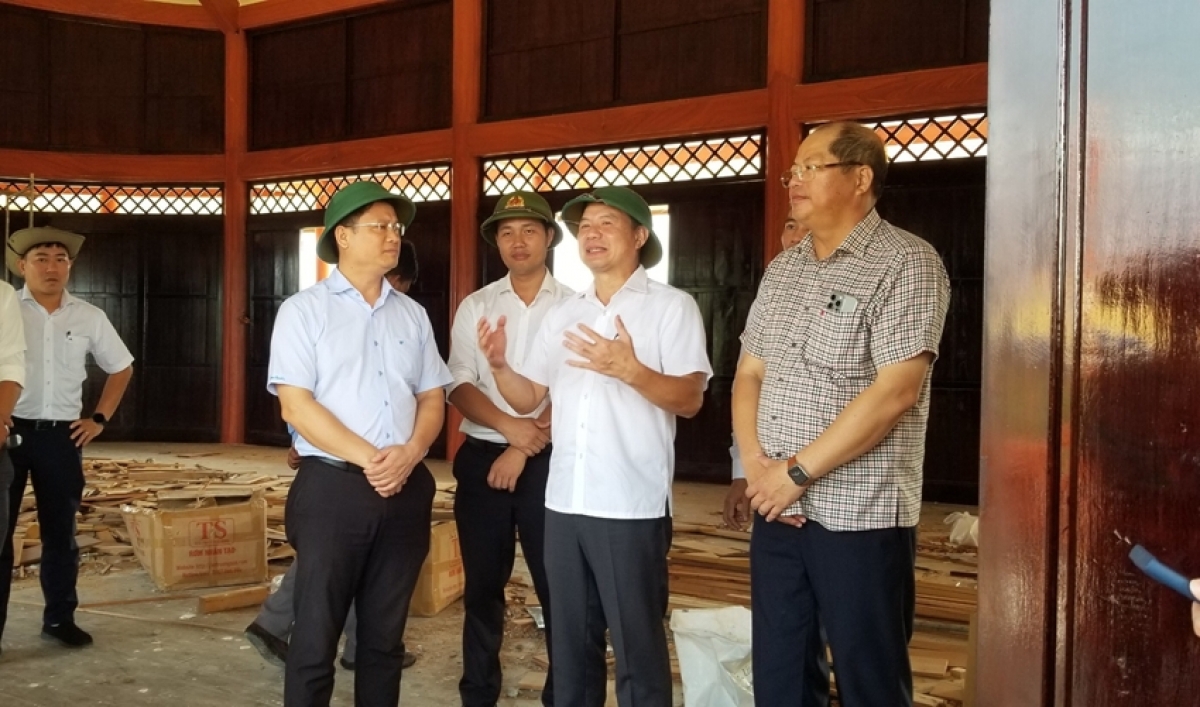 Thứ trưởng Bộ LĐTB&amp;XH Lê Văn Thanh (giữa) và lãnh đạo tỉnh kiểm tra các dự án giảm nghèo tại A Lưới.