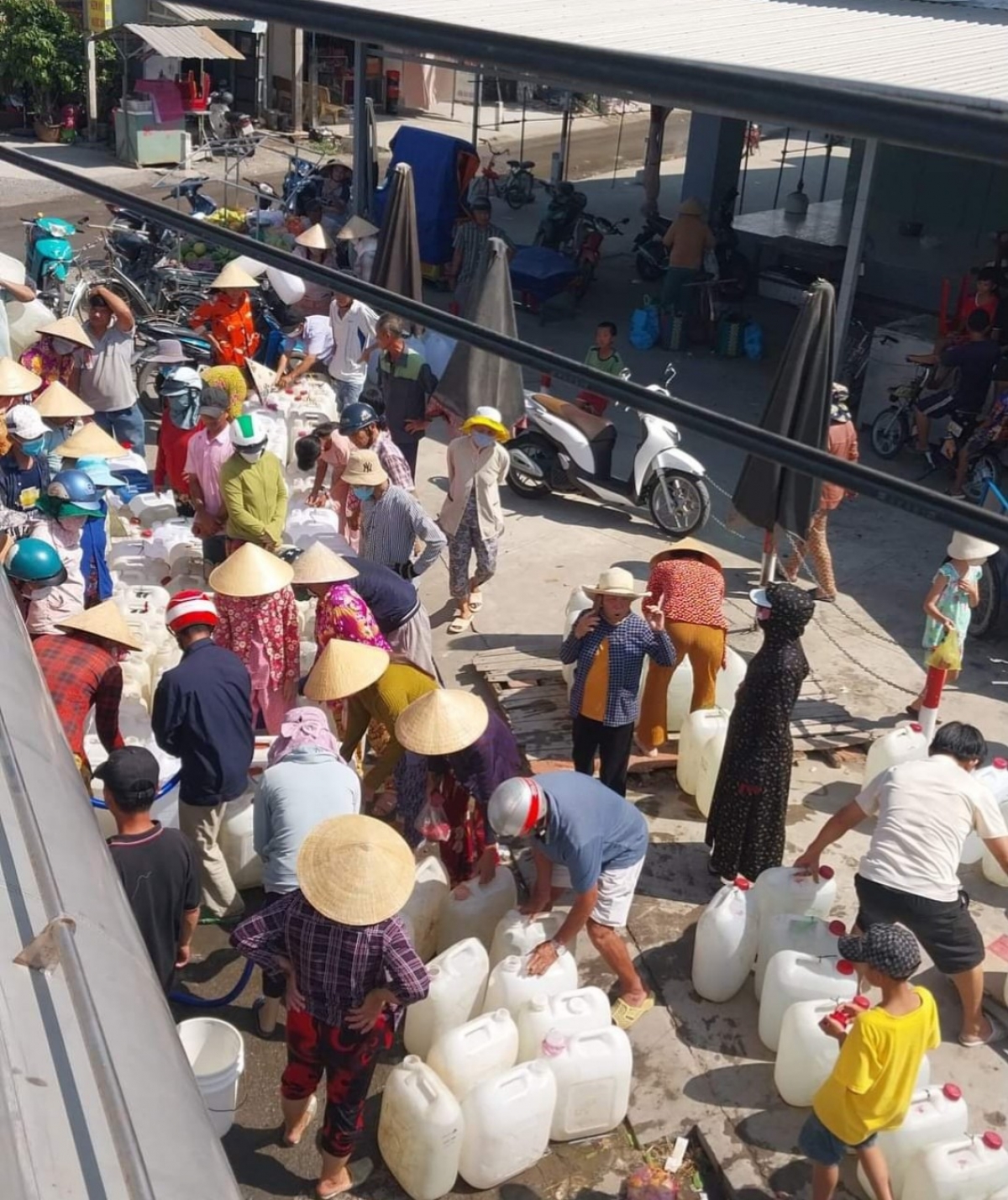 Cảnh cho nhận nước tại xã Gia Thuận, huyện Gò Công Đông đông ken như phiên chợ