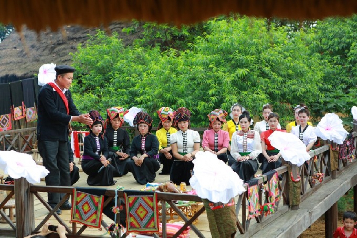 Buổi lễ diễn ra tại sân Hạn khuống, không gian văn hóa lễ hội truyền thống của đồng bào dân tộc Thái.