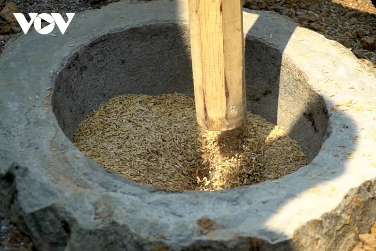 Từ những chiếc cối đá và chày gỗ truyền thống, lúa được giã để tạo ra những hạt gạo để phục vụ đời sống hàng ngày