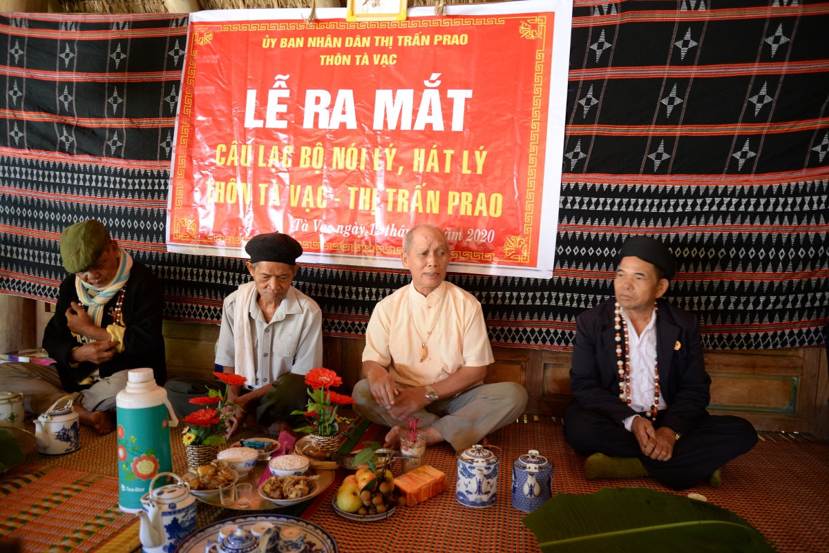  Già làng A Râl Típ (người thứ 3 từ trái sang) tại lễ ra mắt CLB Nói lý, hát lý thôn Tà Vạc, thị trấn Prao, huyện Đông Giang